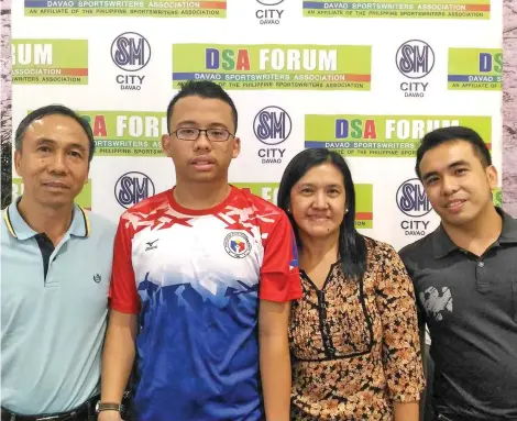  ?? MARIZZ ROBILLA PHOTO ?? FAMILY. Chess Fide Master (FM) John Marvin Miciano, center, poses with his family after guesting at the Davao Sportswrit­ers Associatio­n (DSA) Forum at The Annex, SM City Davao yesterday.