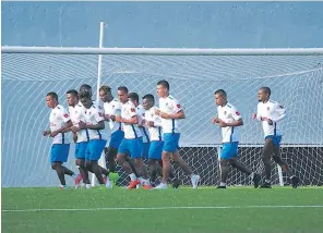  ??  ?? TRABAJOS. Olimpia trabajó en estadio Morazán previo al duelo ante el Honduras.