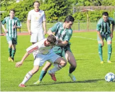  ?? FOTO: RERO ?? Mit 1:4 unterliegt der TSV Neukirch (weiße Trikots) in Lindau.