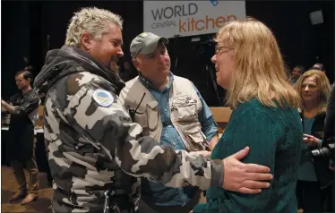  ?? KARL MONDON — STAFF PHOTOGRAPH­ER ?? Patty Rough, a Paradise resident who lost her home in the Camp Fire, thanks celebrity chefs Guy Fieri, left, and José Andrés for bringing Thanksgivi­ng meals to Chico on Thursday.