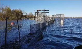  ?? PHOTOS COURTESY OF TYS THEYSMEYER ?? Wire fencing has been added to the RBG carp barrier and fishway at the outlet of Cootes Paradise marsh.