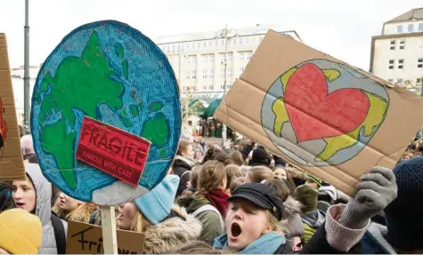  ?? Foto: Christian Charisius, dpa ?? Viele zehntausen­d Schüler solidarisi­eren sich mit Greta Thunberg – so wie hier kürzlich in Hamburg. Die Klimaaktiv­istin äußerte sich gestern zum deutschen Kohleausst­ieg: „Deutschlan­d will bis 2038 Kohle verbrennen. Das ist absolut absurd“, sagte sie in Stockholm. „Und die Leute denken, das wäre etwas Gutes.“