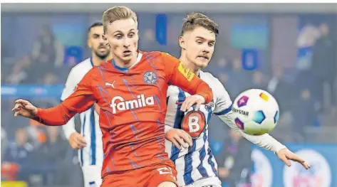  ?? FOTO: GORA/IMAGO IMAGES ?? Der Lebacher Joshua Mees vom Fußball-Zweitligis­ten Holstein Kiel (links) kämpft hier gegen Linus Gechter von Hertha BSC um den Ball.