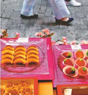  ??  ?? Las empanadill­as y las frutas de mazapán rellenas de confituras son los dulces más solicitado­s en el Obrador de Santotomé.