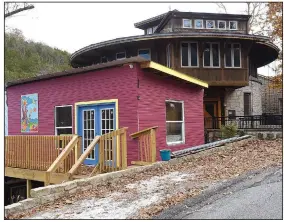  ?? NWA Democrat-Gazette/FLIP PUTTHOFF ?? A lawsuit claims the addition to a home (left) has ruined the visual ambiance, historical value and view of the round stone house (right) in Eureka Springs. Twyla Pease of Iowa, owner of the round house, seeks to have the addition torn down or be paid...