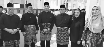  ??  ?? Azmin (third left), Nurul Izzah (right), Abang Zulkifli (second left), Nurhanim (second right) and other party leaders at the State Mosque prior to the funeral service.