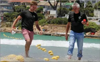  ?? PICTURE: TRACEY ADAMS/AFRICAN NEWS AGENCY/ANA ?? Collin and Simon Brooker have done research into a synthetic smell reminiscen­t of rotting shark, which they say is a shark repellent. The two are marketing the product in Cape Town.