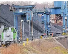  ?? FOTO: ARMIN FISCHER ?? Im Orsoyer Hafen wird noch viel Kohle umgeschlag­en. Aber das dürtfte sich bald ändern.