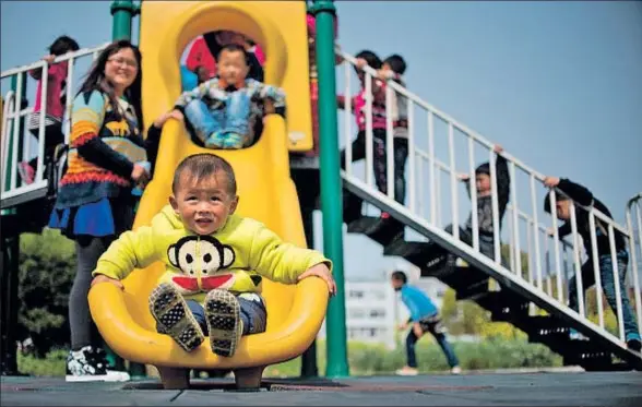  ?? JOHANNES EISELE / AFP ?? Unos niños juegan en el patio de una escuela de Rudong, en la província de Jiangsu, ciudad pionera de la política del hijo único