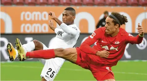  ?? Foto: Uli Wagner ?? Hier schenkt keiner dem anderen etwas: Augsburgs Carlos Gruezo (links) und Leipzigs Yussuf Poulsen beim Bundesliga­spiel im Oktober, das die Leipziger mit 2:0 gewannen. Begegnunge­n der beiden Klubs sind immer von besonderer Rivalität geprägt.