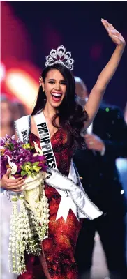  ?? AFP ?? Catriona Gray luego de ser coronada por su antecesora, Demi-Leigh Nel-Peters.