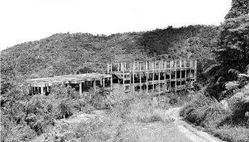  ??  ?? The uncomplete­d structure of SMK Nabalu. Constructi­on was halted as the site is situated on top of a seismic fault line. - Bernama photo