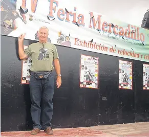  ?? ?? Jeff, 40 years after Steve McQueen’s death but still a fan and pointing at a photo of the man in Alicante that’s replicated on his T-shirt.