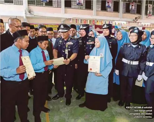  ??  ?? KASUT HITAM di sekolah
kini hanya untuk pengawas dan badan
uniform tertentu.