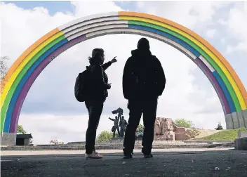  ?? FOTO: DPA ?? Das derzeit in der Ukraine nicht mehr so beliebte Denkmal der russisch-ukrainisch­en Freundscha­ft in Kiew wurde für den ESC in Regenbogen­farben angestrich­en. Der Konflikt zwischen den beiden Ländern belastet den Wettbewerb.