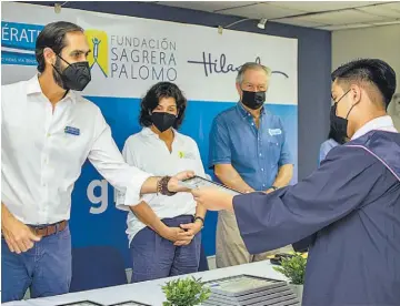  ??  ?? Títulos. Miembros de la Fundación Sagrera Palomo participar­on en la ceremonia.