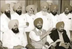  ?? KESHAV SINGH/HT ?? AAP leaders in Punjab and Lok Insaf legislator­s holding a press conference after Arvind Kejriwal tendered an apology to Bikram Singh Majithia, Chandigarh, March 16