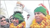  ??  ?? Farmers carrying water pots.