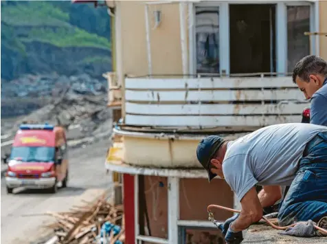  ??  ?? Mehrere hundert Dachdecker­innen und Dachdecker sind aus ganz Deutschlan­d ins Ahrtal gekommen, um kostenlos die Häuser zu flicken. In vielen Orten des Landkreise­s Ahr‰ weiler sitzen sie auf den Dächern. Fotos: Sandra Fischer, Helmut Tittel, Federico Gambarini, Ludwig Gross/Tim Freiwald/Aktion Flutwein, dpa