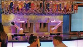  ?? CONTRIBUTE­D PHOTO / CORNELL WRIGHT ?? Automated bartenders on the Las Vegas Strip mix up your favorite cocktails.