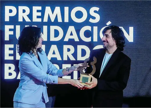  ?? EUROPA PRESS ?? La presidenta de la Comunidad de Madrid, Isabel Díaz Ayuso, presidió ayer la entrega de los Premios Automovilí­sticos Fundación Eduardo Barreiros 2022 en el circuito de Madrid Jarama-Race. El momento más emotivo fue el reconocimi­ento, a título póstumo, a Ángel Nieto, que estuvo representa­do por su hijo Gelete (en la imagen).