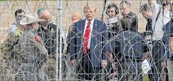  ?? EL PAÍS ?? Eagle Pass (Texas). El candidato presidenci­al republican­o y expresiden­te, Donald Trump, visita la frontera entre Estados Unidos y México.