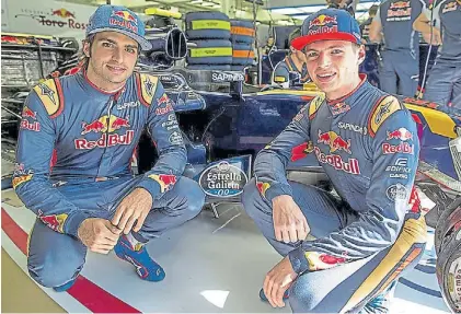  ?? ?? Eramos tan jóvenes. Sainz y Verstappen coincidier­on en la escuderíaT­oro Rosso hace casi una década.