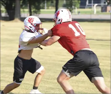  ?? PHOTOS BY DWAIN HEBDA/CONTRIBUTI­NG PHOTOGRAPH­ER ?? Sophomore wide receiver Wyatt Simmons, left, tries to stop junior Daniel Bubbas during practice.