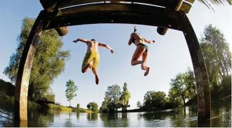  ?? Symbolfoto: Julian Stratensch­ulte, dpa ?? Sommerzeit, Badezeit: Am 1. Juni ist meteorolog­ischer Sommeranfa­ng und dann kommt schon das Pfingstwoc­henende. Das soll durchwachs­en werden: warm zwar, aber es werden auch Schauer und Gewitter erwartet.