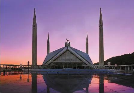  ?? Courtesy of Embassy of Pakistan in Seoul ?? Sunset at Faisal Mosque in Islamabad, Pakistan