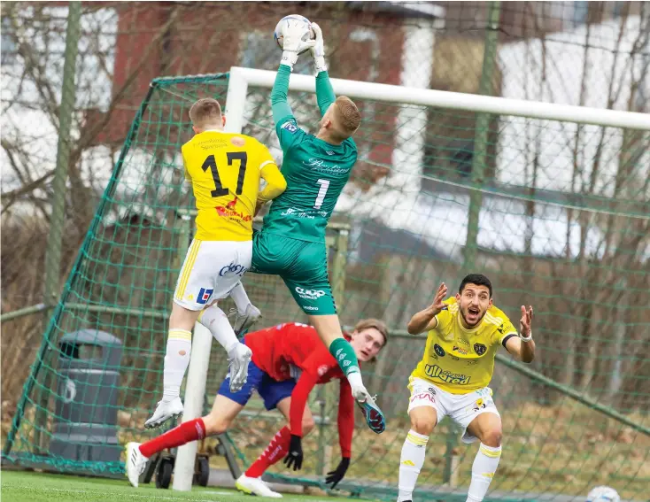  ?? BILD: ROBERT BOMAN ?? Leonardo Farah Shahin i chock sedan Gabriel Gustavsson (i bakgrunden) har stått för en av årets räddningar. Samtidigt är Lucas Sibelius och Albin Svensson i duell med varandra.