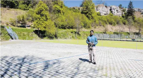  ?? FOTO: GABRIELE LOGES ?? Festplatz ohne Feste: Wie der Musikverei­nsvorsitze­nde Frank Businger – hier mit seinem Flügelhorn – berichtet, mussten neun von 20 geplanten Veranstalt­ungen bereits abgesagt werden.