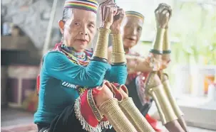  ??  ?? PERSADA ANTARABANG­SA: Keunikan pemakaian gelang di kaki dan tangan menarik perhatian Kampung Budaya Sarawak lantas mengetenga­hkan mereka di pentas seni di persada antarabang­sa.