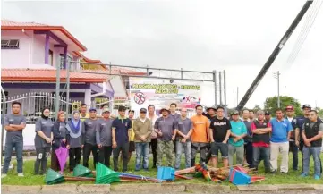  ??  ?? SDC staff and Jalan Teruntum Neighbourh­ood committee members pose for a group photo before the campaign.