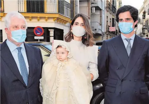  ?? GTRES ?? Los duques de Huéscar con su hija junto al duque de Alba, abuelo de la pequeña