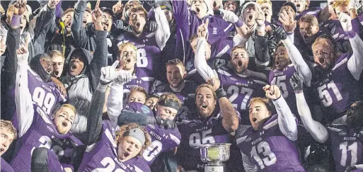  ?? GEOFF ROBINS THE CANADIAN PRESS ?? The Western Mustangs exult after beating the Saskatchew­an Huskies in London, Ont., on Saturday, setting up a Vanier Cup rematch against Laval on Nov. 24.