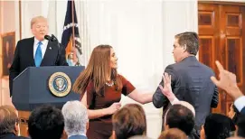  ??  ?? Coacción. Una becaria de la Casa Blanca intenta arrebatarl­e el micrófono a Jim Acosta, reportero de CNN, para interrumpi­r su cuestionam­iento hacia Trump.