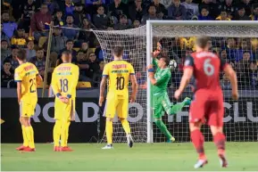  ??  ?? Nahuel se comió el segundo gol. (Mexsport)