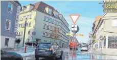  ?? FOTO: KRATT ?? An die neue Vorfahrtre­gelung vor dem Rathaus müssen sich die Autofahrer noch gewöhnen. Nicht immer halten sie sich daran.