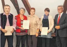  ?? FOTO: MARKUS DREHER ?? Bürgermeis­ter Jürgen Schell (rechts) überreicht­e (von links) Hermann Ruß, Elisabeth Burger, Rosemarie Grunert und Brigitte Gleinser die DRKEhrenna­deln und Geschenke der Gemeinde.