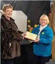  ?? ?? Doreen recieves the Vistors Choice prize from deputy town mayor Cllr Maria Gee