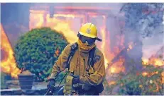  ?? FOTO: STEVEN K. DOI/DPA ?? Ein Feuerwehrm­ann beim Kampf gegen das Feuer.