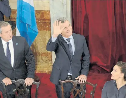  ??  ?? Saludo. Mauricio Macri, un año atrás, en el Congreso, junto a Emilio Monzó y Gabriela Michetti.