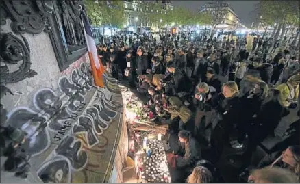  ?? JOEL SAGET / AFP ?? Numerosos ciudadanos acudieron a depositar velas en homenaje a las víctimas en la plaza de la República