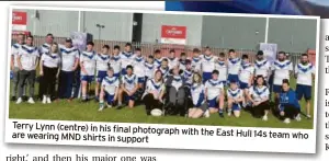  ?? ?? Terry Lynn (centre) in his final photograph are wearing with the East Hull 14s team who MND shirts in support