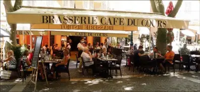  ?? (Photos Gilbert Rinaudo) ?? À Cotignac aussi, les touristes ont fait le déplacemen­t.