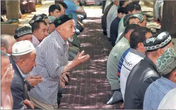  ?? PHOTOS BY ZOU HONG / CHINA DAILY ?? Muslims gather in Id Kah mosque in Kashgar for Friday prayers.