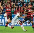  ?? Archiv Foto: dpa ?? Hier siehst du eine Notbremse, die sich vor knapp drei Jahren in dem Bundesli gaspiel Bayer 04 Leverkusen gegen 1. FC Köln abgespielt hat. Leverkusen­s Kyria kos Papadopoul­os (links) brachte Kölns Anthony Modeste zu Fall und sah die Rote Karte.