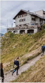  ??  ?? Fernweh: Für Wanderurla­ub ist es zu früh, aber Mallorca (Mitte) wirbt um Touristen. Rechts: Fernreisen, zum Beispiel nach Jordanien, sind vielen Deutschen noch zu riskant.