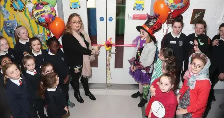  ??  ?? Eimear Donnelly from the Parents Associatio­n of Donacarney GNS cuts the ribbon to open the newly refurbishe­d library.
